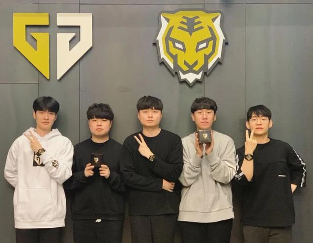 锋线轮换更 锋线轮换更